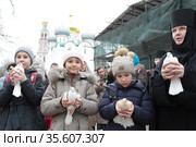 Игуменья Маргарита (Феоктистова) выпускает голубя на Благовещение в Новодевичьем монастыре Москвы (2021 год). Редакционное фото, фотограф Дмитрий Неумоин / Фотобанк Лори
