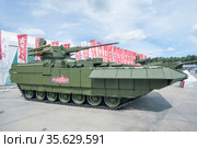 Новая российская боевая бронированная машина Т-15 на базе универсальной гусеничной платформы «Армата» с необитаемым боевым модулем «АУ200М Байкал» с 57- мм пушкой на форуме "Армия-2019", вид справа. Редакционное фото, фотограф Малышев Андрей / Фотобанк Лори