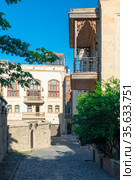 Empty street in old city Icheri Sheher of Baku, Azerbaijan. Architecture of Old city Baku. Inner City buildings. (2018 год). Стоковое фото, фотограф Константин Лабунский / Фотобанк Лори