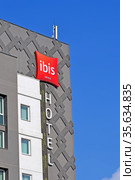 Отель Ibis на фоне голубого неба. Киев, Украина (2021 год). Редакционное фото, фотограф FMRU / Фотобанк Лори