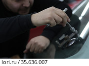 Ремонт скола лобового стекла автомобиля (2021 год). Редакционное фото, фотограф Дмитрий Неумоин / Фотобанк Лори
