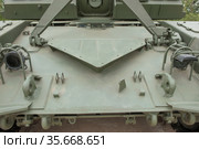 Новая российская самоходная 152-мм гаубица 2С19М2 "Мста-СМ" на полигоне Алабино, Международном военно-техническом форум "Армия-2019" в парке "Патриот", Московская область, фрагмент спереди. Редакционное фото, фотограф Малышев Андрей / Фотобанк Лори