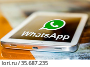 Крупный план приложения WhatsApp на экране сотового телефона (2021 год). Редакционное фото, фотограф Сергеев Валерий / Фотобанк Лори