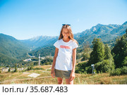 Beautiful happy little girl in mountains in the background of fog. Стоковое фото, фотограф Дмитрий Травников / Фотобанк Лори