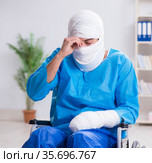 Man suffering from multiple broken bones and fractures. Стоковое фото, фотограф Elnur / Фотобанк Лори