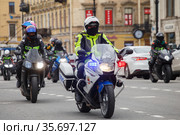 Открытие мотосезона в Санкт-Петербурге. Сотрудник ДПС на мотоцикле во главе колонны. (2021 год). Редакционное фото, фотограф Евгений Кашпирев / Фотобанк Лори