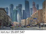 Вид на Большую Дорогомиловскую улицу на фоне международного делового центра «Москва-Сити»  апрельским днем. Москва (2021 год). Редакционное фото, фотограф Виктор Карасев / Фотобанк Лори