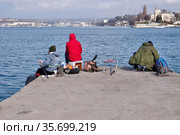 Севастополь. Рыбаки на пирсе (2021 год). Редакционное фото, фотограф Илюхина Наталья / Фотобанк Лори