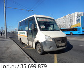 Маршрутка № 582к "Выхино - Новокосино" отъезжает от остановки. Носовихинское шоссе. Район Новокосино. Город Москва (2021 год). Редакционное фото, фотограф lana1501 / Фотобанк Лори