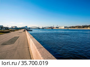Свердловская набережная с видом на Большеохтинский мост. Санкт-Петербург. (2021 год). Редакционное фото, фотограф Сергей Афанасьев / Фотобанк Лори