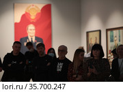 Люди на открытии выставки "Метаморфозы соцреализма" В ЦДХ (2021 год). Редакционное фото, фотограф Дмитрий Неумоин / Фотобанк Лори
