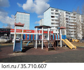 Универсам «Магнит» (Алтайская улица, 17а). Детская площадка. Район Гольяново. Город Москва (2021 год). Редакционное фото, фотограф lana1501 / Фотобанк Лори