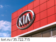 Официальный дилер KIA моторс. Логотип крупным планом на верху здания. Санкт-Петербург. KIA Motors dealership logo (2021 год). Редакционное фото, фотограф Grigory_Gez / Фотобанк Лори