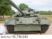 Российский модернизированный основной газотурбинный танк Т-80У-Е1 на полигоне "Алабино" в парке "Патриот", Международный военно-технический форум "Армия-2019", Московская область. Вид спереди. Редакционное фото, фотограф Малышев Андрей / Фотобанк Лори