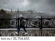 Вид на Московский кремль и Патриарший мост во время проливного дождя в центре города Москвы, Россия (2021 год). Редакционное фото, фотограф Николай Винокуров / Фотобанк Лори