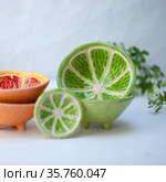 Ceramic cup in the form of half a lime (2021 год). Редакционное фото, фотограф Эльвира Рахманова / Фотобанк Лори