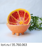 Ceramic cup in the form of half a grapefruit (2021 год). Редакционное фото, фотограф Эльвира Рахманова / Фотобанк Лори