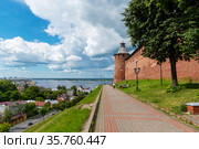 Кремлевский бульвар и Тайницкая башня нижегородского кремля. Нижний Новгород (2017 год). Редакционное фото, фотограф Александр Щепин / Фотобанк Лори