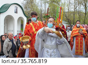 Окропление святой водой в Пасхальную неделю. Храм великомученика Дмитрия Солунского в Хорошеве. Москва (2021 год). Редакционное фото, фотограф Сергей Соболев / Фотобанк Лори