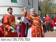 Батюшка кропит святой водой в Пасхальную неделю. Храм великомученика Дмитрия Солунского в Хорошеве. Москва (2021 год). Редакционное фото, фотограф Сергей Соболев / Фотобанк Лори