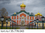 Церковь Филиппа, митрополита Московского крупным планом сумрачным апрельскимднем.Валдайский Иверский Святоозерский монастырь. Новгородская область, Россия (2021 год). Стоковое фото, фотограф Виктор Карасев / Фотобанк Лори