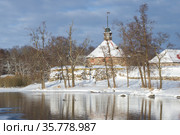 Круглая башня Ларса Торстеннсона (Пугачевская) в зимнем пейзаже февральским днем. Старинная крепость Корела. Приозерск, Россия (2021 год). Редакционное фото, фотограф Виктор Карасев / Фотобанк Лори