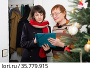 Senior woman participating in social inquiry. Стоковое фото, фотограф Яков Филимонов / Фотобанк Лори