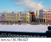Winter view of Kadashevskaya Embankment along Vodootvodny Canal in Moscow overlooking belfry. Стоковое фото, фотограф Яков Филимонов / Фотобанк Лори