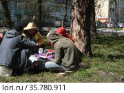 Балашиха, рабочие таджики обедают на улице (2021 год). Редакционное фото, фотограф Дмитрий Неумоин / Фотобанк Лори
