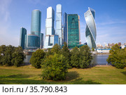 Вид на современный деловой центр "Москва-Сити" с на бережной Тараса Шевченко солнечным сентябрьским днем. Москва (2018 год). Редакционное фото, фотограф Виктор Карасев / Фотобанк Лори