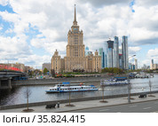 Здание гостиницы "Украина" (Radisson Collection Hotel, Moscow) на фоне современных небоскребов. Весенний день. Москва. Россия (2021 год). Редакционное фото, фотограф E. O. / Фотобанк Лори