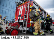 Пожарный расчет во время показательных учений в городе Москве, Россия (2021 год). Редакционное фото, фотограф Николай Винокуров / Фотобанк Лори