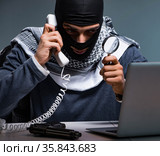 Terrorist burglar with gun asking for money ransom. Стоковое фото, фотограф Elnur / Фотобанк Лори