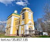 Церковь Успения Пресвятой Богородицы в Набережной Слободе весной. Россия, Московская область, Наро-Фоминский район (2021 год). Стоковое фото, фотограф Овчинникова Ирина / Фотобанк Лори