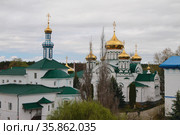 Церковь в честь Святых Отцев в Синае и Раифе избиенных (слева) и Троицкий собор. Раифа, Татарстан, Россия (2021 год). Стоковое фото, фотограф Вадим Хомяков / Фотобанк Лори