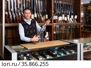 Gun store salesman showing collectible rifled musket. Стоковое фото, фотограф Яков Филимонов / Фотобанк Лори