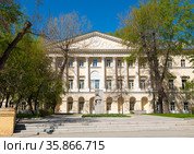 Московский государственный лингвистический университет (МГЛУ). Улица Остоженка, дом 38, строение 1. Москва (2021 год). Редакционное фото, фотограф E. O. / Фотобанк Лори