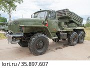 Российская модернизированная реактивная система залпового огня 9К51М «Торнадо-Г» на Международном военно-техническом форуме "Армия-2019", Московская область, полигон Алабино, вид слева. Редакционное фото, фотограф Малышев Андрей / Фотобанк Лори