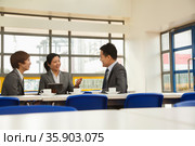 Business meeting in company cafeteria. Стоковое фото, агентство Ingram Publishing / Фотобанк Лори