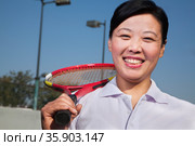 Mature woman playing tennis, portrait. Стоковое фото, агентство Ingram Publishing / Фотобанк Лори