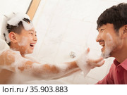 Son in Bathtub puts Soap on His Father&rsquo;s Face. Стоковое фото, агентство Ingram Publishing / Фотобанк Лори