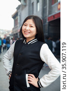 Portrait of young woman in Houhai, Beijing, China. Стоковое фото, агентство Ingram Publishing / Фотобанк Лори