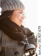 Young woman ice skating portrait, Beijing. Стоковое фото, агентство Ingram Publishing / Фотобанк Лори