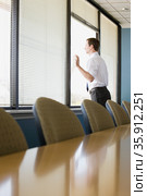 Office worker looking through window. Стоковое фото, фотограф Shannon Fagan / Ingram Publishing / Фотобанк Лори