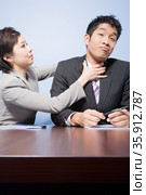 Businesswoman strangling businessman. Стоковое фото, фотограф Shannon Fagan / Ingram Publishing / Фотобанк Лори