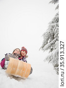 Girls on toboggan. Стоковое фото, фотограф Shannon Fagan / Ingram Publishing / Фотобанк Лори