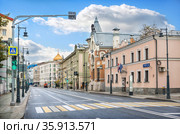 Купол Храма Христа Спасителя и особняк Кекушевой на улице Остоженка в Москве (2020 год). Стоковое фото, фотограф Baturina Yuliya / Фотобанк Лори