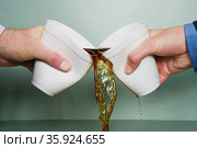 Two businessmen spilling their coffee. Стоковое фото, фотограф Shannon Fagan / Ingram Publishing / Фотобанк Лори