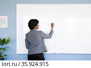 Businesswoman writing on whiteboard. Стоковое фото, фотограф Shannon Fagan / Ingram Publishing / Фотобанк Лори