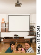 Family in living room. Стоковое фото, фотограф Shannon Fagan / Ingram Publishing / Фотобанк Лори